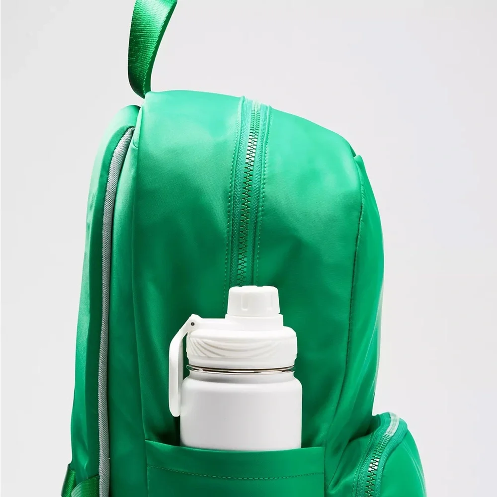 Lululemon Everywhere Backpack 22L- Raceway Green/Sheer Oak